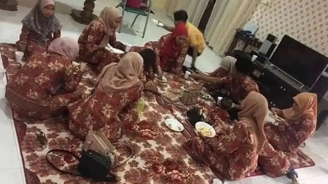 Potret Model Baju Lebaran Nyeleneh. Pokoknya yang Penting Beda! 16 Baju Lebaran