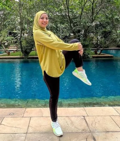 Potret Gaya Terbaru Tya Ariestya Usai Memutuskan Berhijab 11 Tya Ariestya