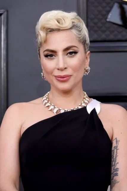 Detail Makeup Para Seleb Saat Hadiri Grammy Awards 2022. Stunning! 11 Lady Gaga