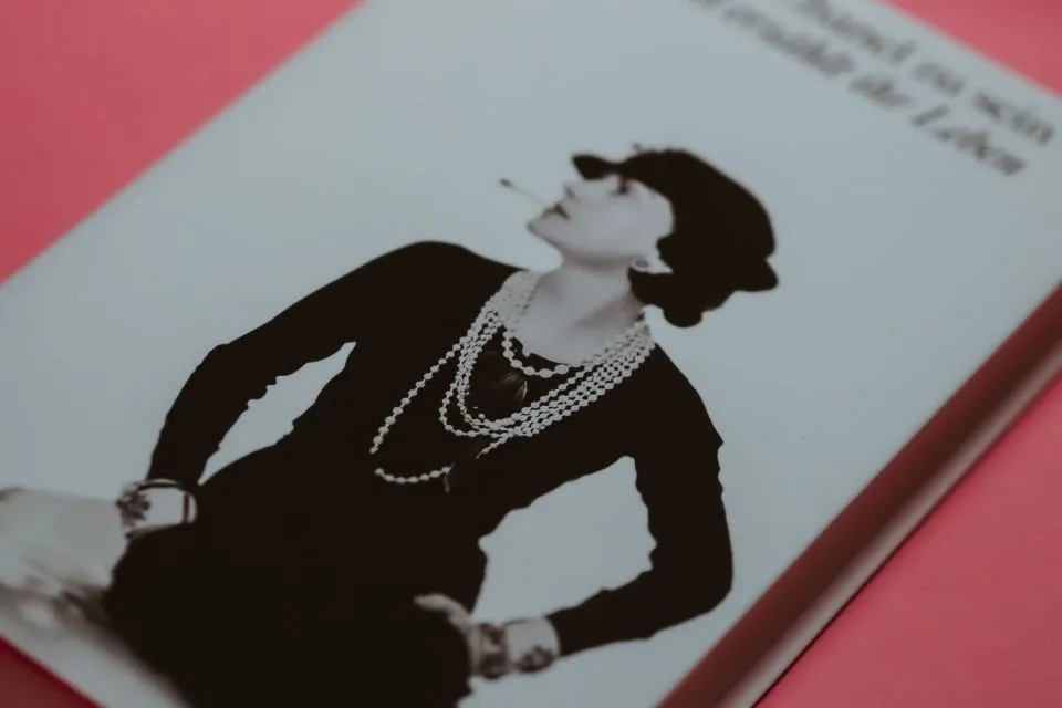 Asal Muasal Sunscreen, Skincare Wajib Masa Kini. Sudah Ada Sejak Ribuan Tahun Lalu! 6 Tren tanning dipopulerkan oleh Coco Chanel