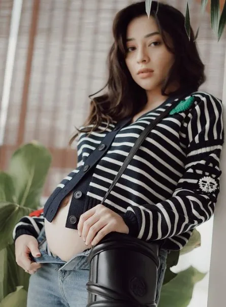 Potret Gaya Cantik nan Modis Nikita Willy Pamerkan Baby Bump 12 Nikita Willy hamil