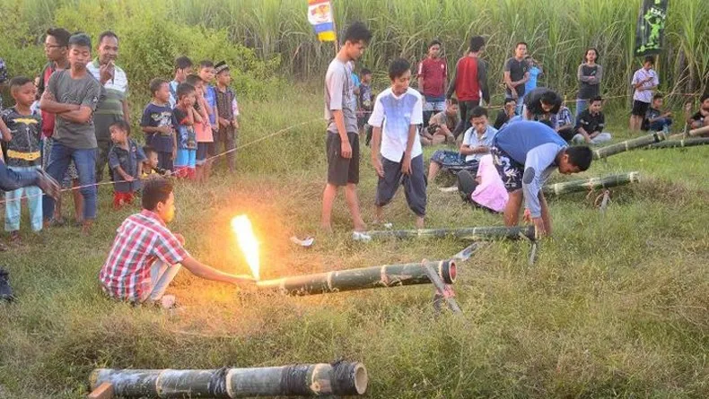 7 Kebiasaan Konyol yang Dilakukan Saat Bulan Ramadan. Ngaku Deh~ 10 mercon