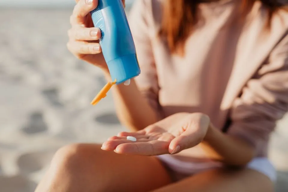 Apa itu Hybrid Sunscreen? Inovasi Terbaru Tabir Surya 4 Sunscreen