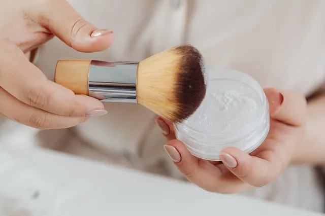 Cara Hilangkan Bulu Ketiak dengan Bedak Bayi 3 cara menghilangkan bulu ketiak