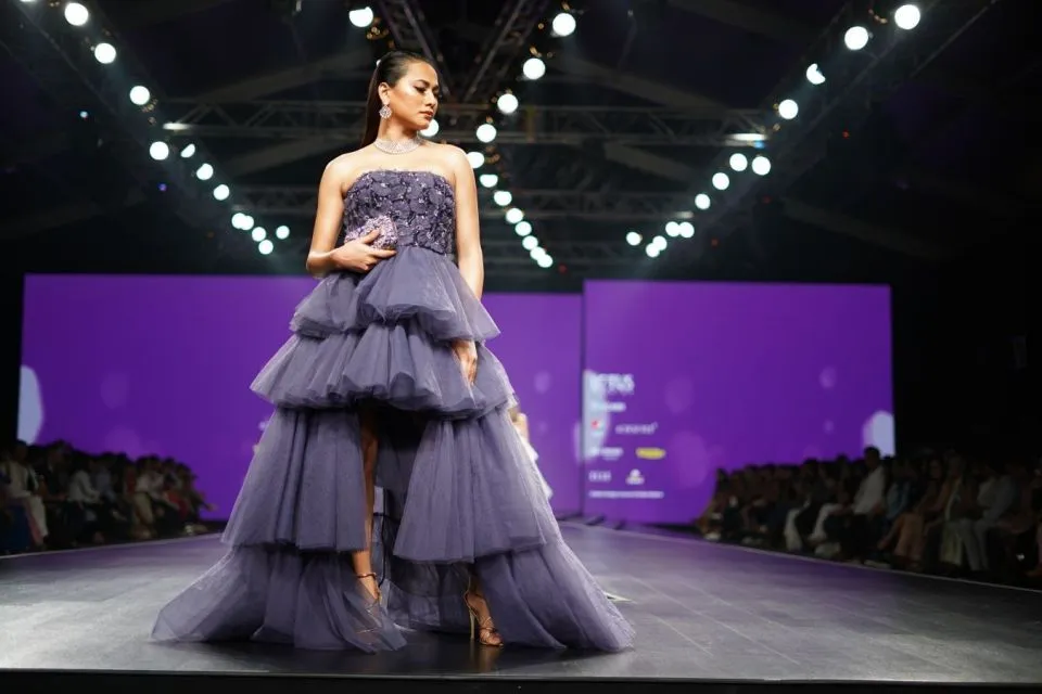 Ini Alasan Kenapa Wajah Para Model itu Selalu Datar, Tanpa Senyum di Atas Catwalk 4 kenapa model tidak tersenyum