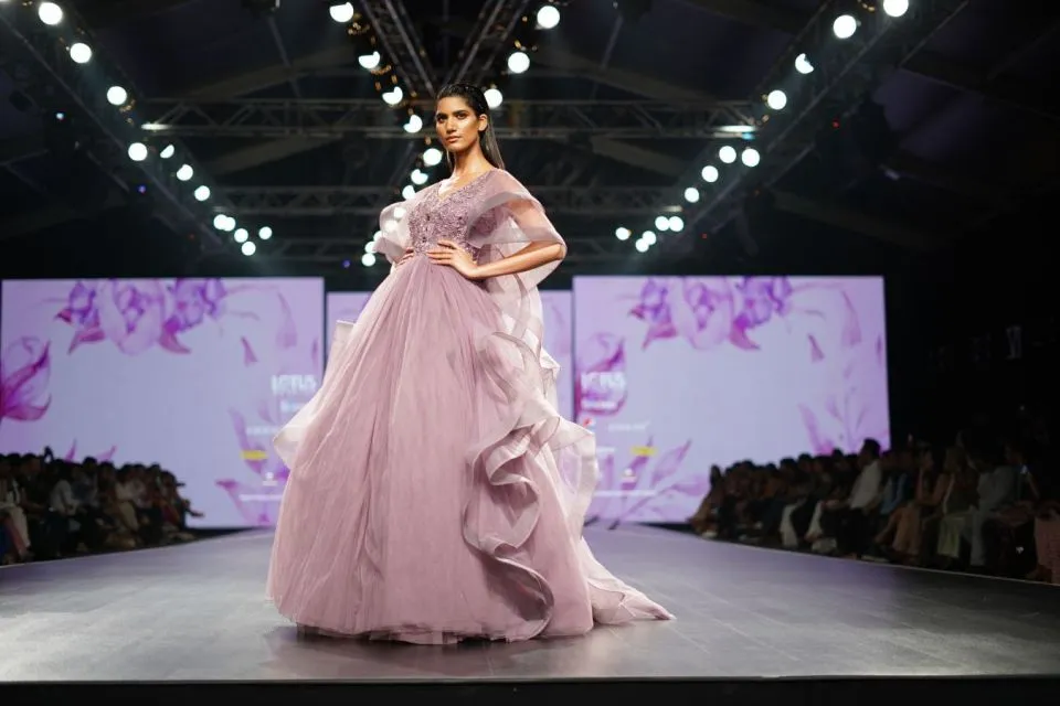 Ini Alasan Kenapa Wajah Para Model itu Selalu Datar, Tanpa Senyum di Atas Catwalk 5 wajah para model