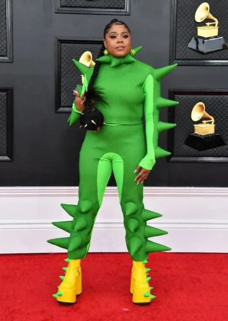 7 Potret Gaya Selebritas di Grammy Awards 2022. Siapa yang Paling Unik? 9 Tayla Park
