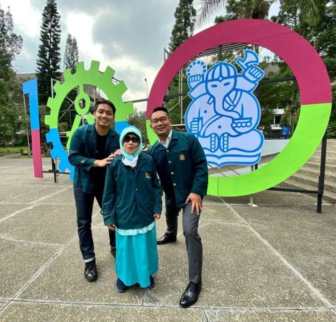 Putra Sulung Ridwan Kamil Hilang Terseret Arus Sungai Saat Berenang di Swiss, Begini Kronologinya 4 Emmeril Kahn dan ayahnya, Ridwan Kamil