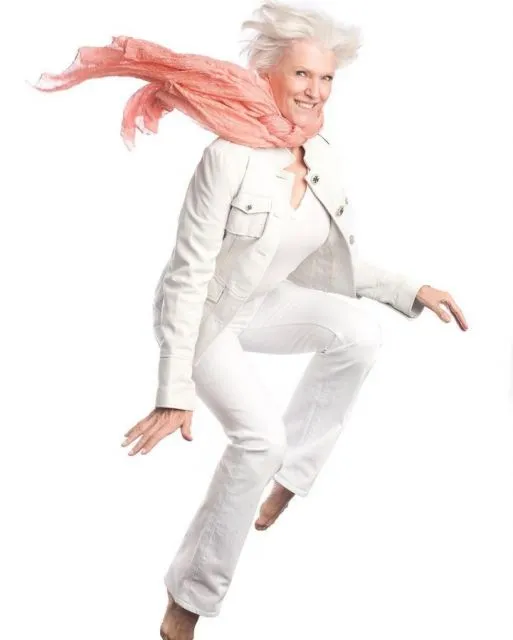 11 Potret Stylish Maye Musk, Ibunda Elon Musk yang Tetap Eksis di Usia 74 Tahun 15 Busana nuansa putih