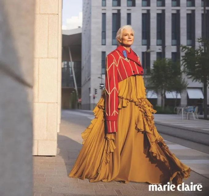 11 Potret Stylish Maye Musk, Ibunda Elon Musk yang Tetap Eksis di Usia 74 Tahun 21 Padu padan gaun dan crop top blazer