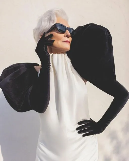 11 Potret Stylish Maye Musk, Ibunda Elon Musk yang Tetap Eksis di Usia 74 Tahun 13 Bergaya tema monochrome