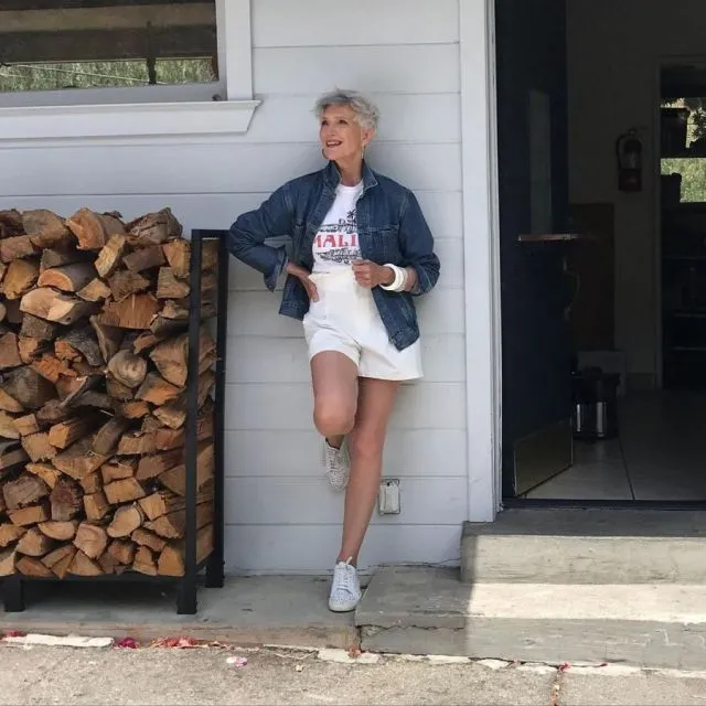 11 Potret Stylish Maye Musk, Ibunda Elon Musk yang Tetap Eksis di Usia 74 Tahun 22 Gaya kasual Maye Musk