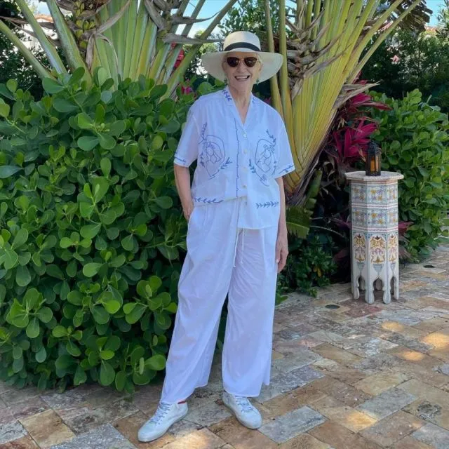 11 Potret Stylish Maye Musk, Ibunda Elon Musk yang Tetap Eksis di Usia 74 Tahun 19 Gaya Maye Musk saat jalan santai