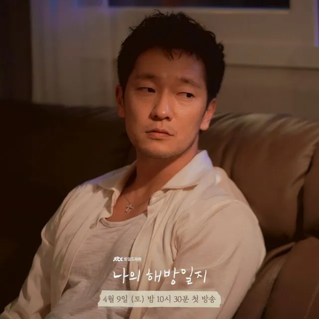 8 Potret Gaya Sederhana Son Seok Koo Alias Mr. Goo di Drama My Liberation Note 11 gaya son seok-koo