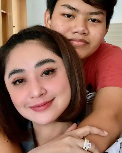 Reaksi Dewi Perssik saat Anak Angkat Tanyakan Foto Kehamilan, Tuai Pujian 3 Anak angkat Dewi Perssik