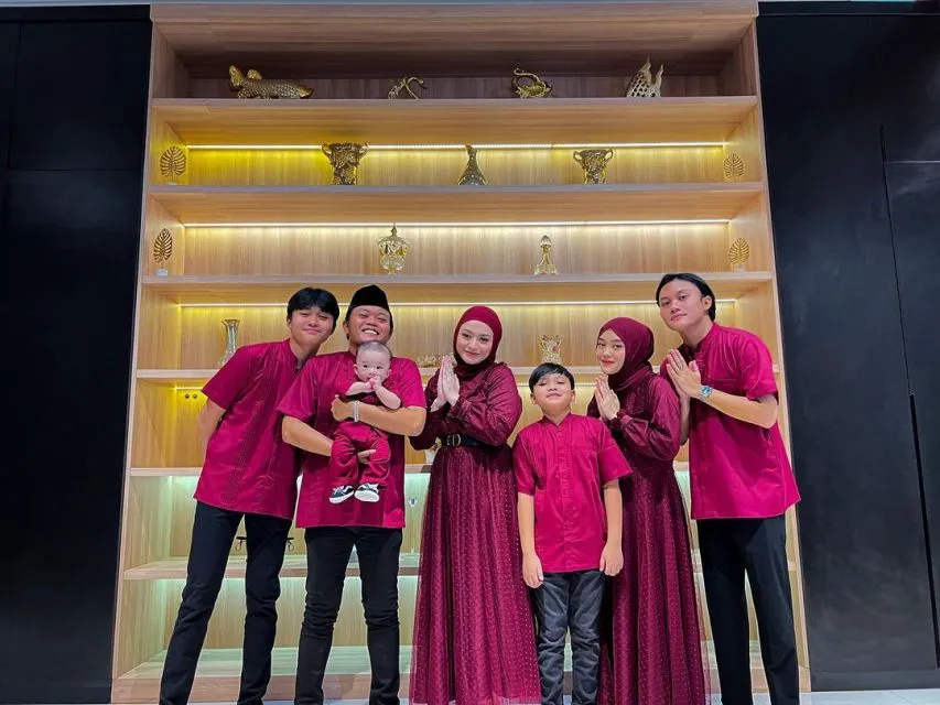 11 Potret Keluarga Artis Rayakan Lebaran 2022, Hangat dan Kompak! 18 keluarga sule