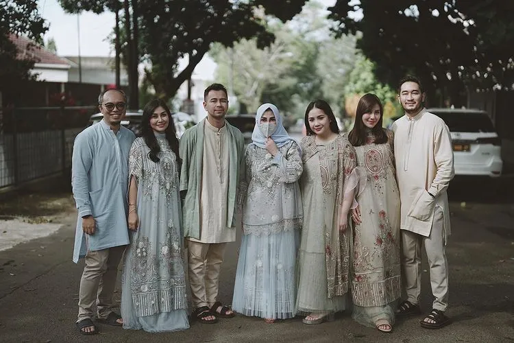 11 Potret Keluarga Artis Rayakan Lebaran 2022, Hangat dan Kompak! 20 keluarga raffi ahmad