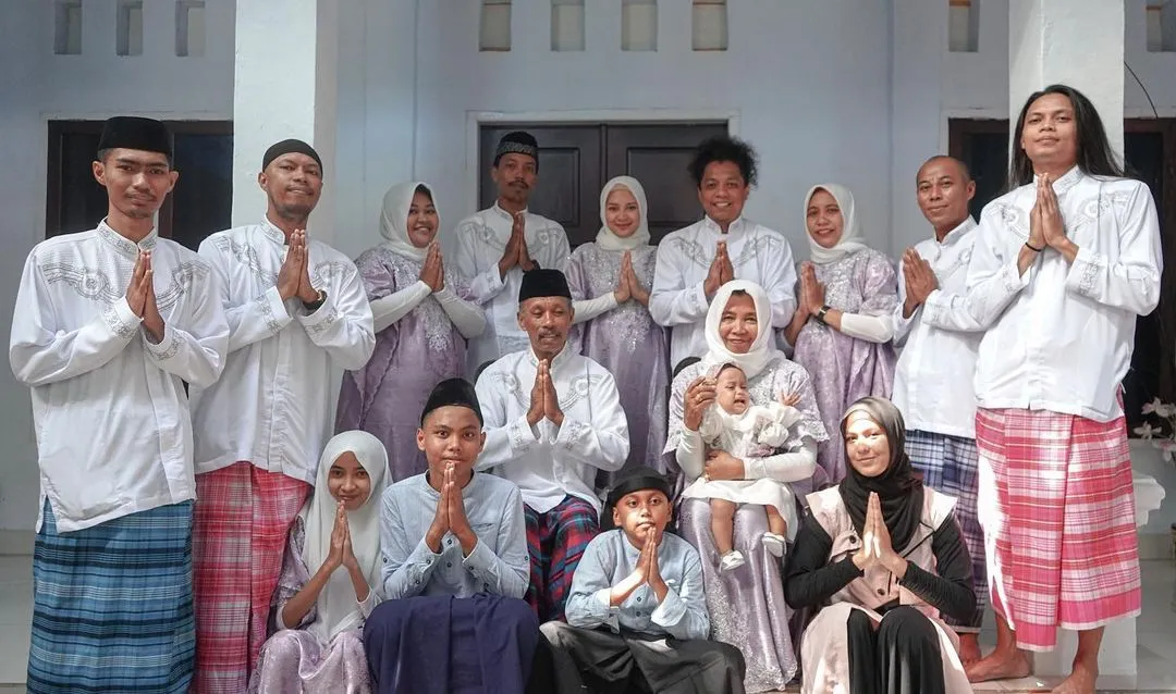 11 Potret Keluarga Artis Rayakan Lebaran 2022, Hangat dan Kompak! 14 keluarga arie kriting