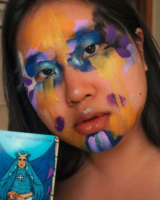9 Potret Makeup Unik dari Tetesan Cat Wajah ala MUA @sunshinethebee. Stunning! 8 Wajah sebagai kanvas lukis