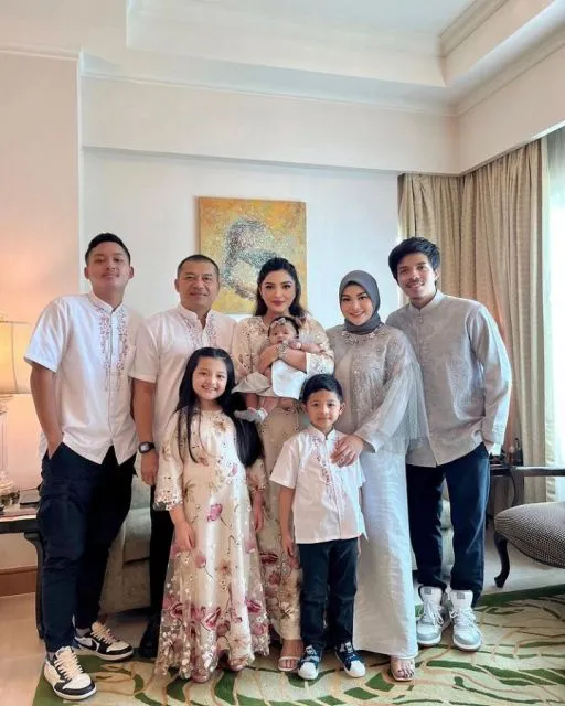 11 Potret Keluarga Artis Rayakan Lebaran 2022, Hangat dan Kompak! 13 keluarga anang