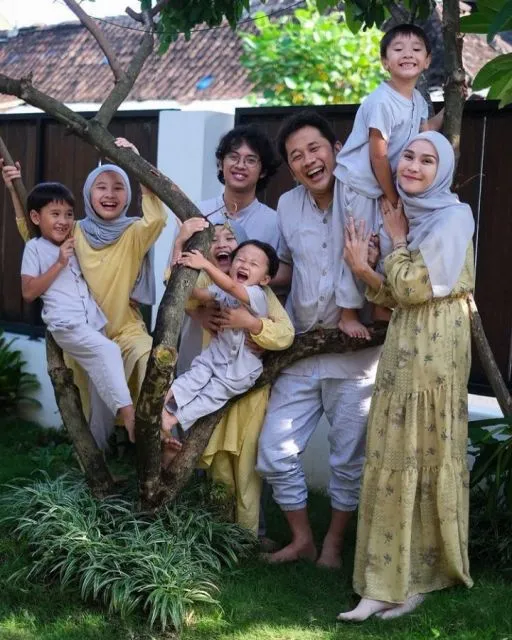 11 Potret Keluarga Artis Rayakan Lebaran 2022, Hangat dan Kompak! 22 keluarga zaskia mecca