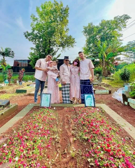 11 Potret Keluarga Artis Rayakan Lebaran 2022, Hangat dan Kompak! 17