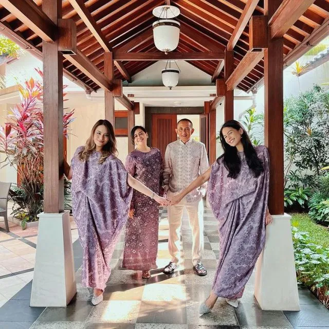 11 Potret Keluarga Artis Rayakan Lebaran 2022, Hangat dan Kompak! 16 keluarga maudy ayunda