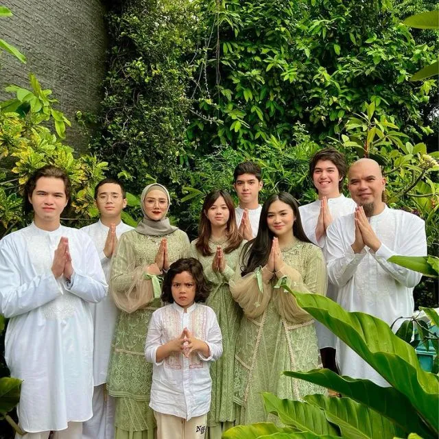11 Potret Keluarga Artis Rayakan Lebaran 2022, Hangat dan Kompak! 12 keluarga ahmad dhani