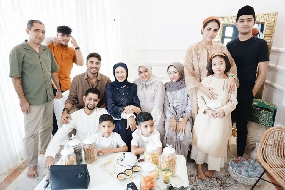 11 Potret Keluarga Artis Rayakan Lebaran 2022, Hangat dan Kompak! 19 keluarga refal hady