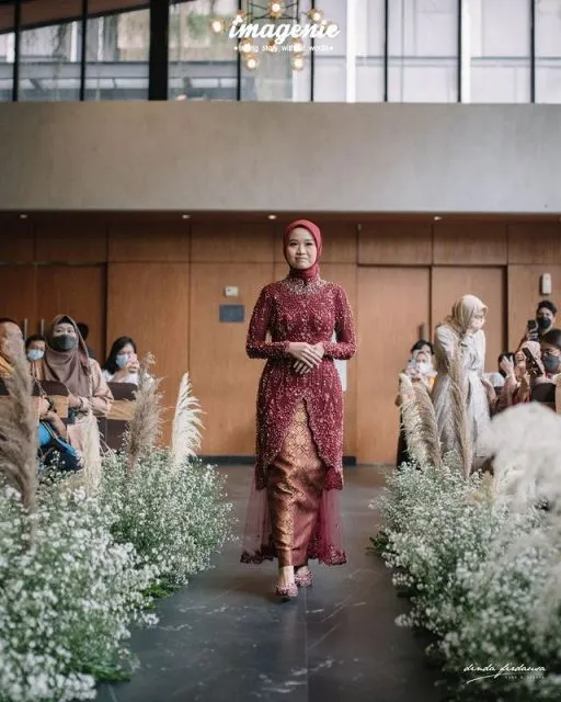 Detail Lamaran Bintang Emon dan Alca Octavia. Kompak Pakai Busana Nuansa Merah Marun 14 detail lamaran bintang emon dan alca octaviani