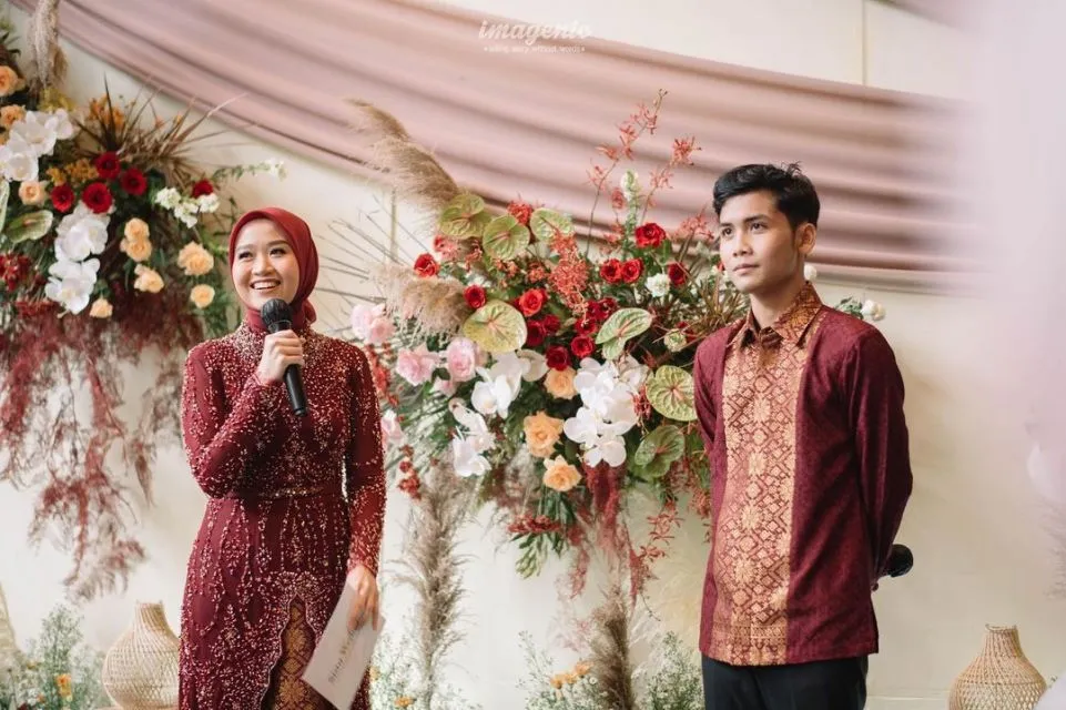 Detail Lamaran Bintang Emon dan Alca Octavia. Kompak Pakai Busana Nuansa Merah Marun 9 detail lamaran bintang emon dan alca octaviani