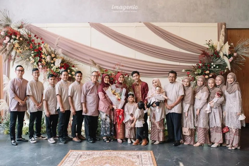 Detail Lamaran Bintang Emon dan Alca Octavia. Kompak Pakai Busana Nuansa Merah Marun 13 detail lamaran bintang emon dan alca octaviani