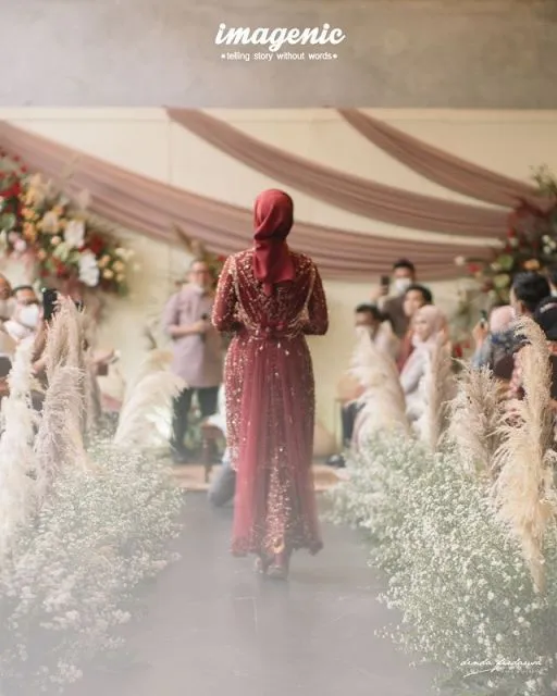 Detail Lamaran Bintang Emon dan Alca Octavia. Kompak Pakai Busana Nuansa Merah Marun 16 detail lamaran bintang emon dan alca octaviani