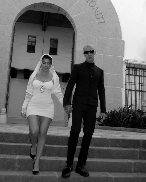 Kourtney Kardashian dan Travis Barker Resmi Menikah, Berawal dari Pertemanan 4
