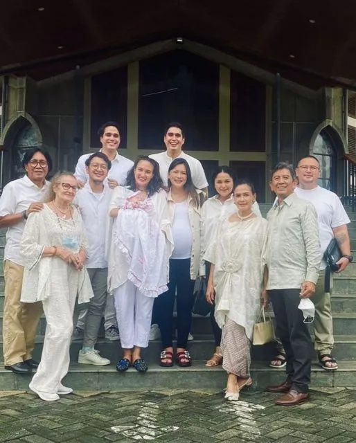 Anak Dimas Anggara dan Nadine Chandrawinata Resmi Dibaptis, Keluarga Dimas Ikut Hadir 2 Anak dimas anggara dan nadine chandrawinata dibaptis