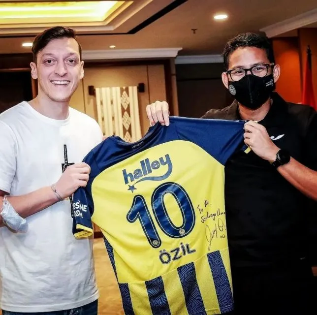 9 Momen Mesut Ozil di Indonesia, Salat di Istiqlal hingga Dinner bareng Prilly 14