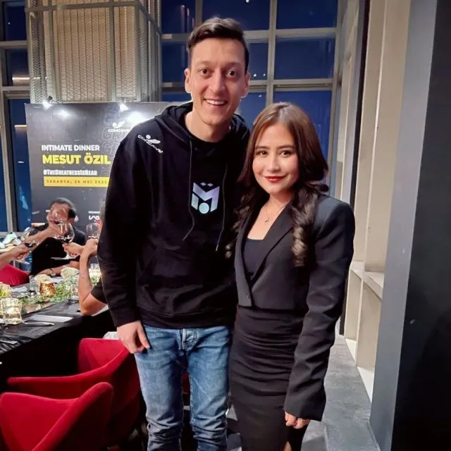 9 Momen Mesut Ozil di Indonesia, Salat di Istiqlal hingga Dinner bareng Prilly 17