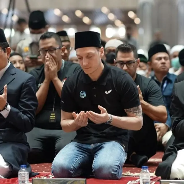 9 Momen Mesut Ozil di Indonesia, Salat di Istiqlal hingga Dinner bareng Prilly 12