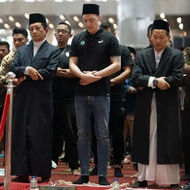 9 Momen Mesut Ozil di Indonesia, Salat di Istiqlal hingga Dinner bareng Prilly 13