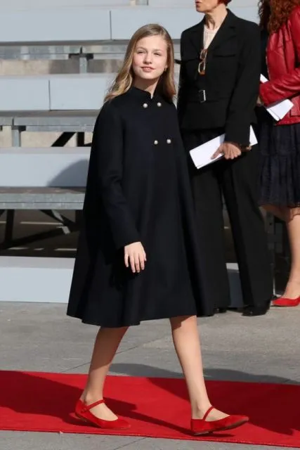 10 Potret Anggun Putri Leonor, sang Pewaris Takhta Kerajaan Spanyol 10 Busana military style coat