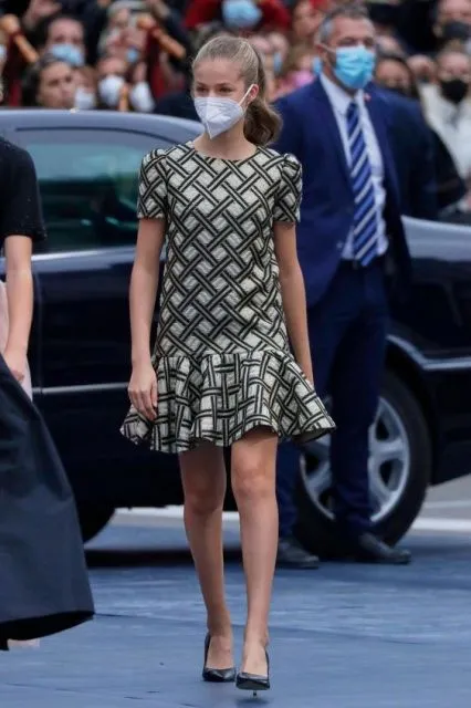 10 Potret Anggun Putri Leonor, sang Pewaris Takhta Kerajaan Spanyol 15 Busana low waist dress