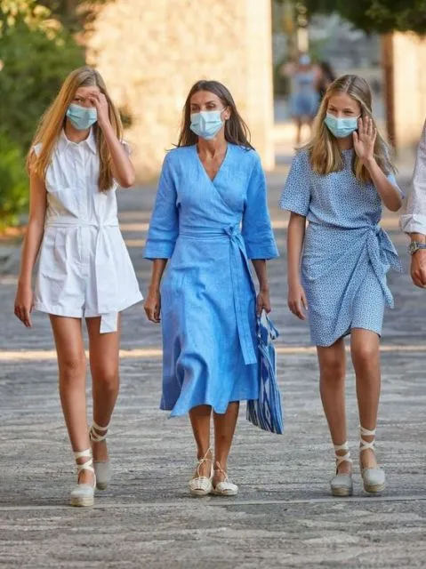 10 Potret Anggun Putri Leonor, sang Pewaris Takhta Kerajaan Spanyol 17 Kompak dengan wrap dress