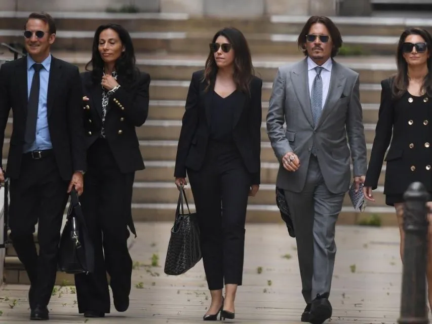 Potret Gaya Modis Camille Vasquez, Pengacara Johnny Depp. Kece! 11 Camille Vasquez