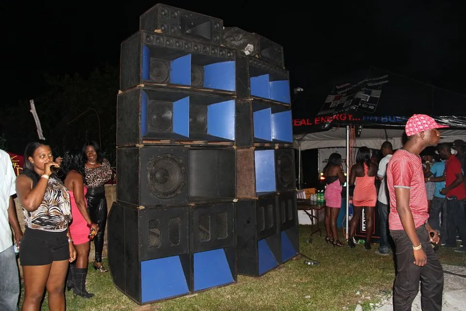 Nostalgia Serunya Hajatan di Kampung. Ssst, Ajang Cari Jodoh Terselubung~ 5 Ilustrasi Sound System