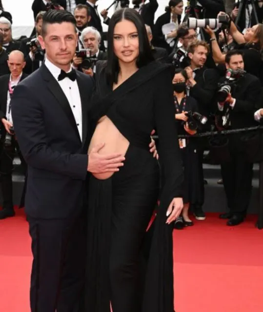 Mengintip 8 Gaya Selebritas di Karpet Merah Cannes Film Festival 2022. Stunning! 12 Adriana Lima