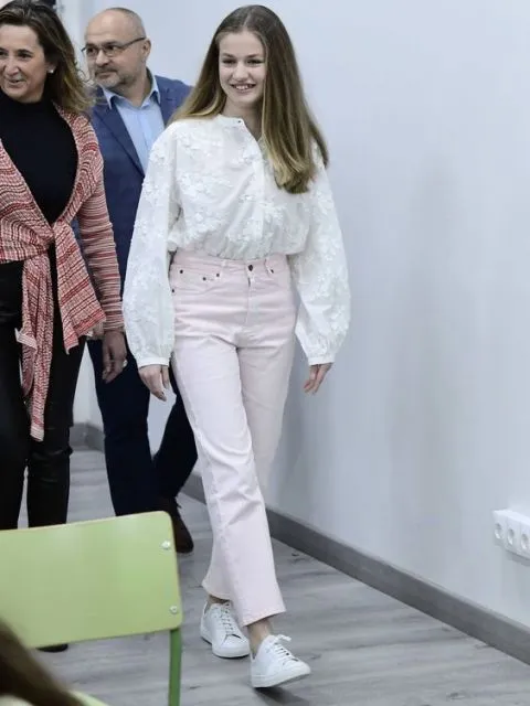 10 Potret Anggun Putri Leonor, sang Pewaris Takhta Kerajaan Spanyol 14 Memakai straight cut jeans