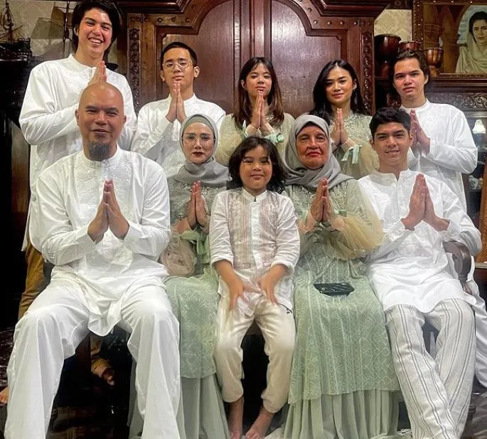 Potret Gaya Modis Selebritas Pada Momen Hari Lebaran 2022. Elegan! 15 baju lebaran artis