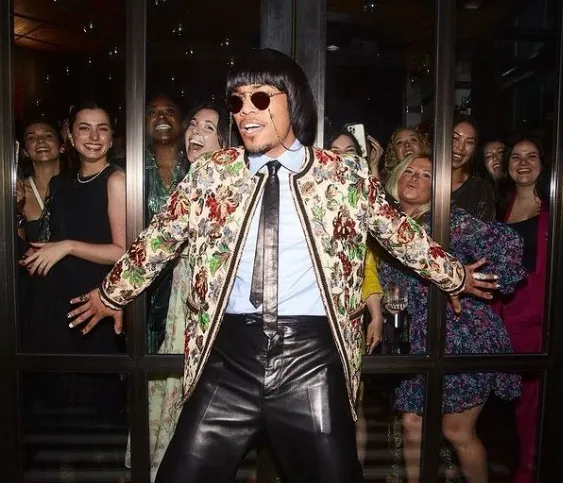 Intip Gaya Fashion Anderson Paak yang Viral Disebut-sebut Mirip Pak Tarno. Eh? 8 gaya anderson paak