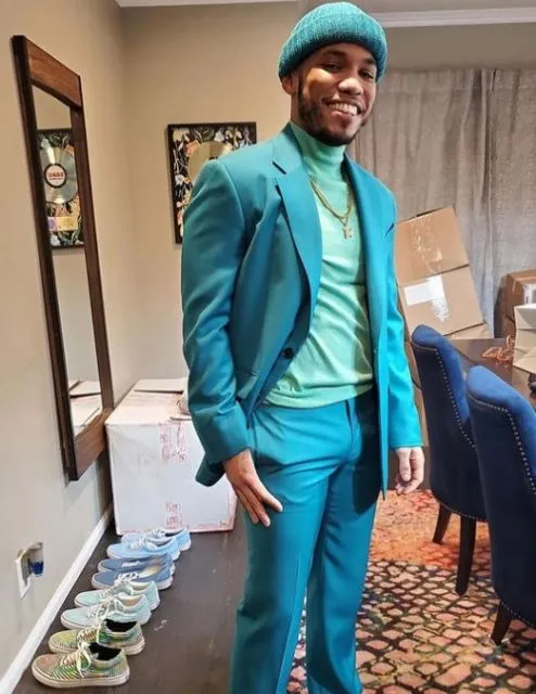 Intip Gaya Fashion Anderson Paak yang Viral Disebut-sebut Mirip Pak Tarno. Eh? 12 gaya anderson paak