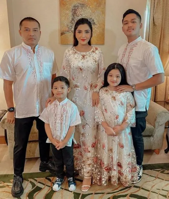 Potret Gaya Modis Selebritas Pada Momen Hari Lebaran 2022. Elegan! 19 style lebaran artis